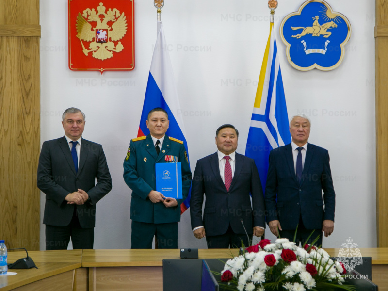 Старшему помощнику начальника дежурной смены службы пожаротушения Главного управления МЧС России по Республике Тыва майору внутренней службы Ооржаку Айдыну Хереловичу вручена почетная грамота Главы Республики Тыва.