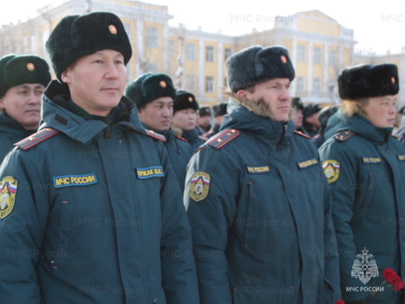 Сегодня в честь Дня Героев Отечества руководство и сотрудники Главного управления МЧС России по Республике Тыва возложили цветы к мемориалу Неизвестного солдата на площади Победы